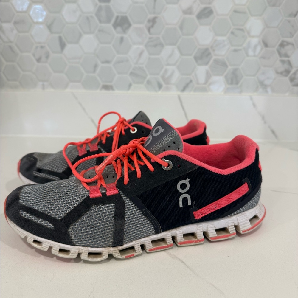 On Clouds Sneakers Size 7.5